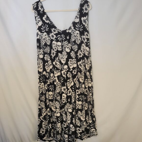 Torrid Love Sick Romper size 4x PLUS - Picture 2 of 7